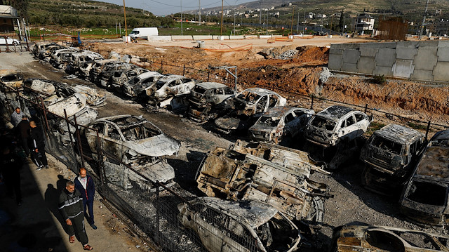 İsrailli yerleşimciler Nablus'ta Filistinlilerin evlerini ve arabalarını yaktı