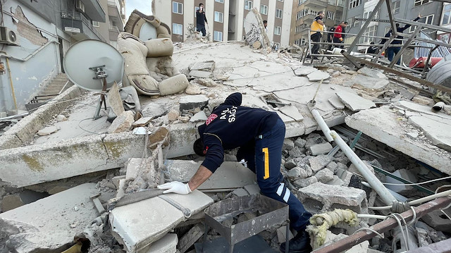 Şanlıurfa'da ağır hasarlı bina çöktü: Enkazdan ses geliyor