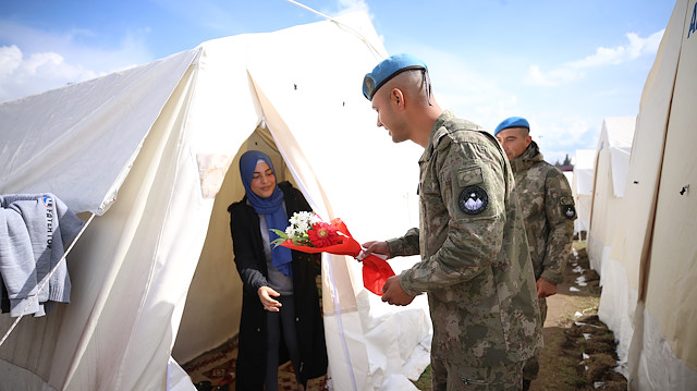 يوم المرأة.. جنود أتراك يوزعون الورود لمتضررات من الزلزال