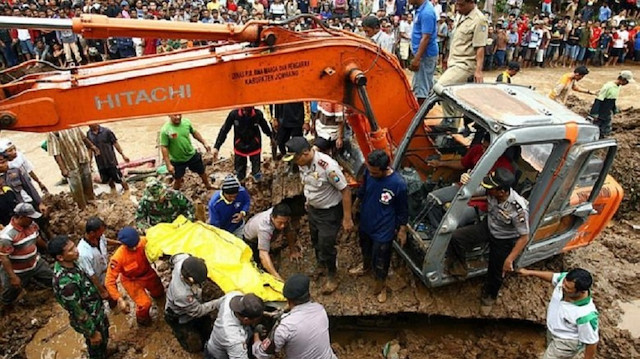 مصرع 21 شخصا في انهيارات أرضية بإندونيسيا