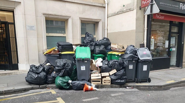 Paris'te grevlerin ardından sokaklar çöp yığınlarıyla doldu