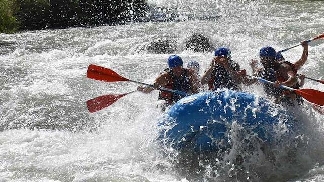 Zümrüt sularda doğal enerji: Rafting