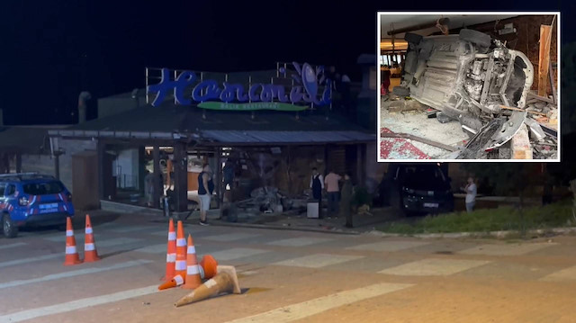 Arnavutköy'de otomobil restorana daldı: 4 kişi yaralandı