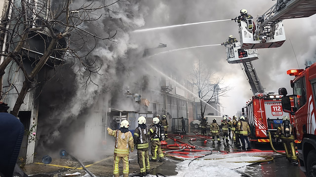 Başakşehir'de kauçuk atölyesinde yangın çıktı