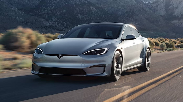 Tesla bayisinde 17 otomobil yandı