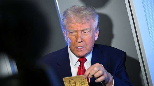 Trump, üzerinde kendi resminin de bulunduğu 'Gold Card'ı tanıttı