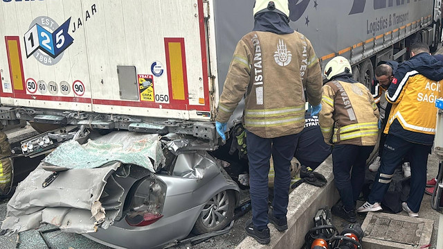 Kuzey Marmara'da otomobil tırın altında kaldı: 4 kişi hayatını kaybetti