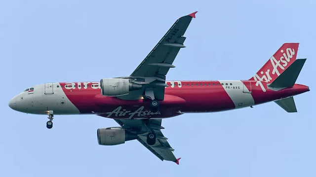 Uçakta acil çıkış kapısını açmaya çalıştı: Kabin görevlisini boğazladı