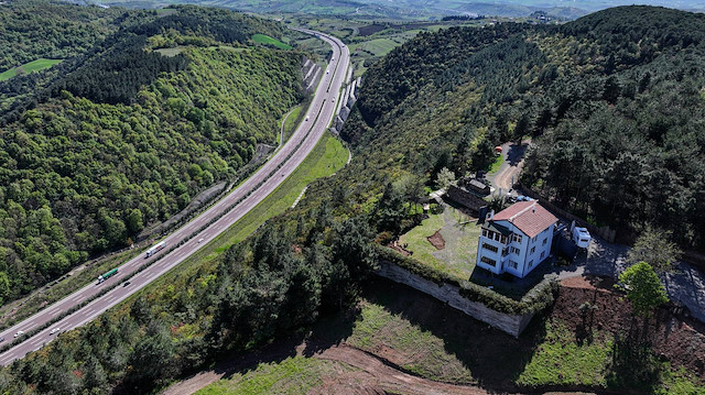 Dağın zirvesindeki 'Herkesten nefret ediyorum evi' satılığa çıkarıldı