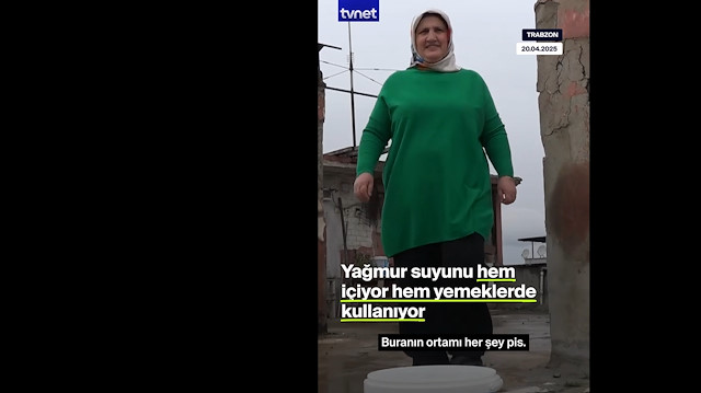 Yağmur suyundan çorba yapıp ailesine içiriyor