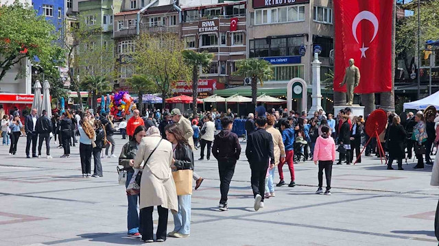 İstanbul'daki depremin hissedildiği şehirlerde  halk sokağa döküldü: İşte o anlar