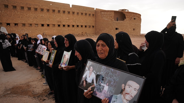 Enfal Katliamı'nda yakınlarını kaybedenler, aradan yıllar geçmesine rağmen hâlâ ailelerinin izini sürüyor