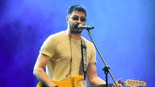 Ünlü şarkıcı Semicenk ezanı duyunca konserine ara verdi