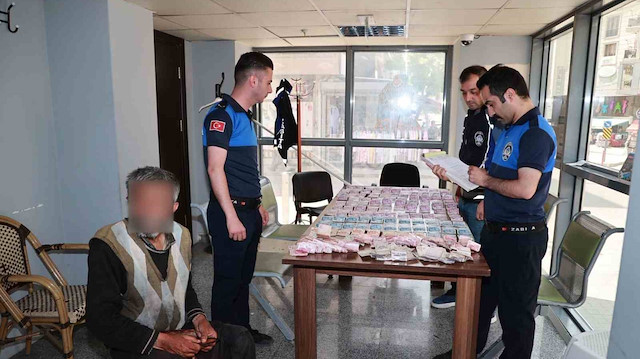 Dilencinin üzerinden çıkan parayı 4 zabıta zor saydı
