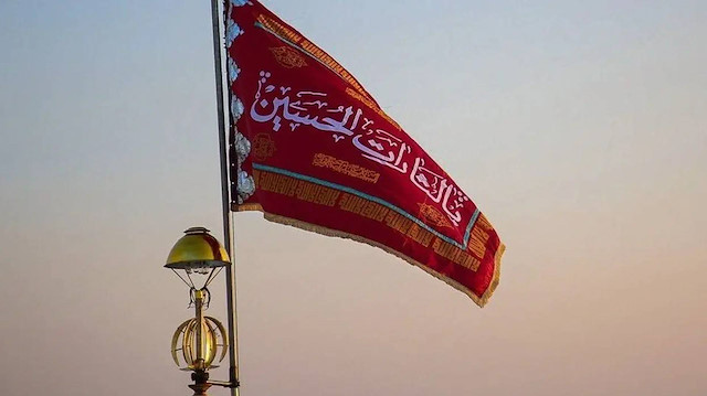 İran'daki Cemkeran Camii'ne ‘intikam’ sembolü kırmızı bayrak çekildi