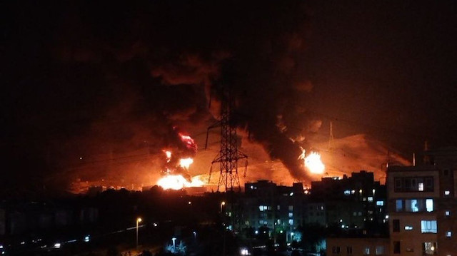 İsrail'in Tahran'a bombardımanında petrol depoları patladı: İşte o anlar