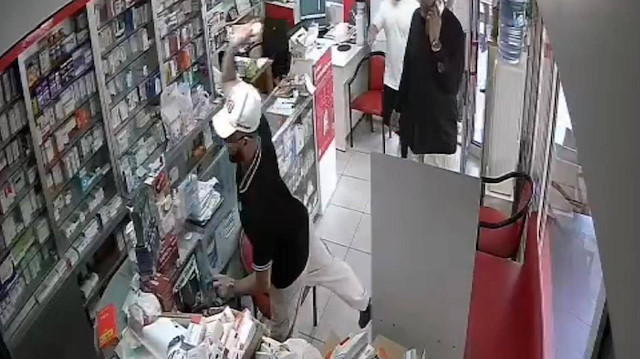 İzmir’de hayret veren olay: Eczaneyi yumurta yağmuruna tuttu