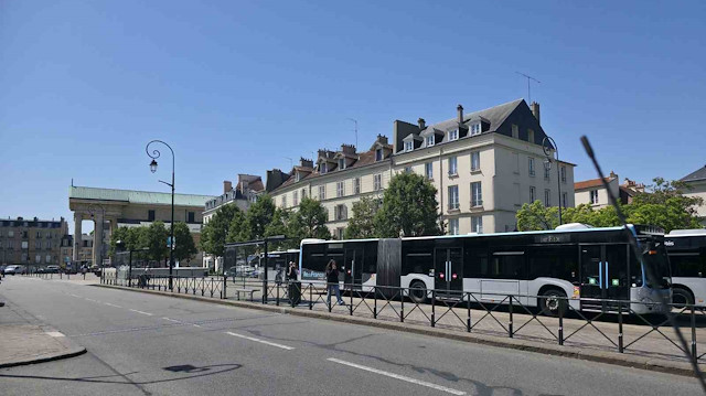 Fransa’da kamusal alanlarda sigara yasağı yürürlüğe girdi