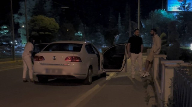 Böyle rahatlık görülmedi: Çevirmeye yakalandı polisin yanında içmeye devam etti