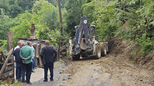 Samsun'da sağanakla beraber meydana gelen heyelan yolu kapattı
