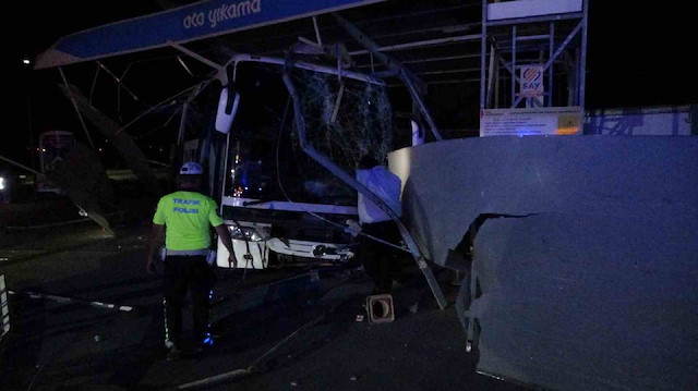 Yolcu otobüsü oto yıkamaya daldı: 8 yaralı