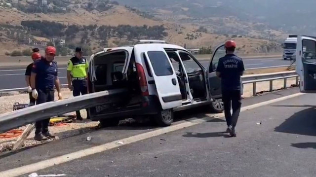 Araç bariyere ok gibi saplandı: Korkunç kazada iki kişi hayatını kaybetti