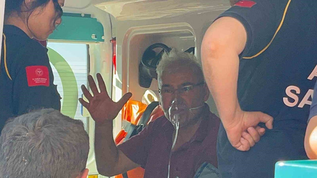 Yangına müdahale ederken alevlerin arasında kalarak yaralanan 12 kişi kurtarıldı