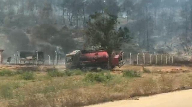 İtfaiyeciler alevlerin arasında kalmakta son anda kurtuldular, araçları kül oldu