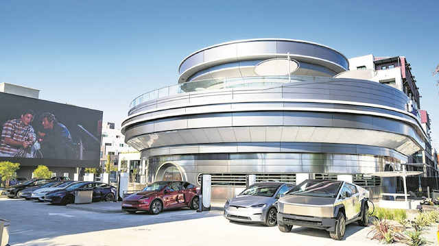 Elon Musk'ın gelecekten gelen restoranı: Hollywood’un kalbinde Tesla diner