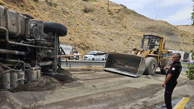 Yangın söndürmeye giden itfaiye aracı devrildi: Biri ağır üç yaralı