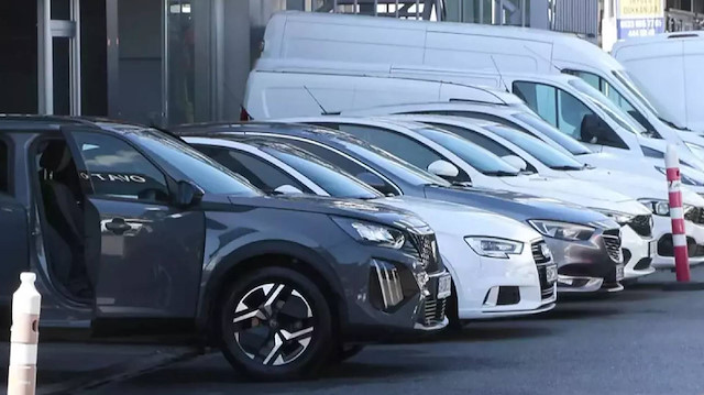 Yaz sıcağında görünmeyen tehlike: Arabada unuttuğu sprey şişesi bomba gibi patladı... İşte aracın son hali