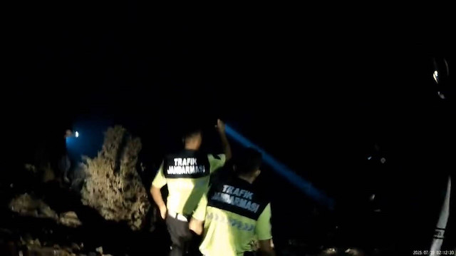 Bursa’da yeni bir yangın çıkarmaya çalışan kaçak her yerde aranıyor: Gönüllü ekip yeleği ile hain kundaklama