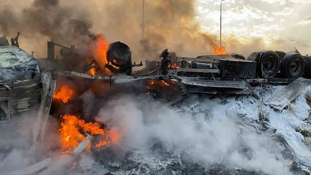 Yanıcı madde taşıyan tır şarampole devrildi: Saniyeler içinde alev topuna döndü