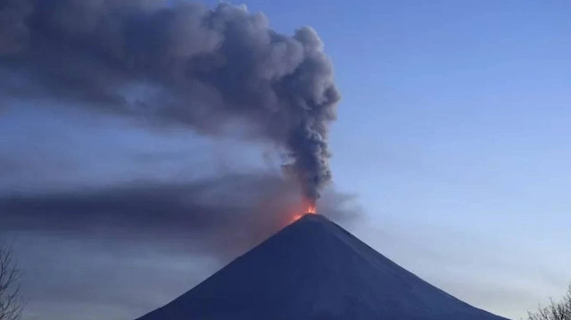 450 yıl sonra uyandı: Yanardağ faaliyete geçti... Bölgede turuncu alarm