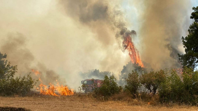 Orman yangını Çanakkale’yi sardı: Boğaz ve havalimanı trafiğe kapatıldı! 3 köy tahliye edildi