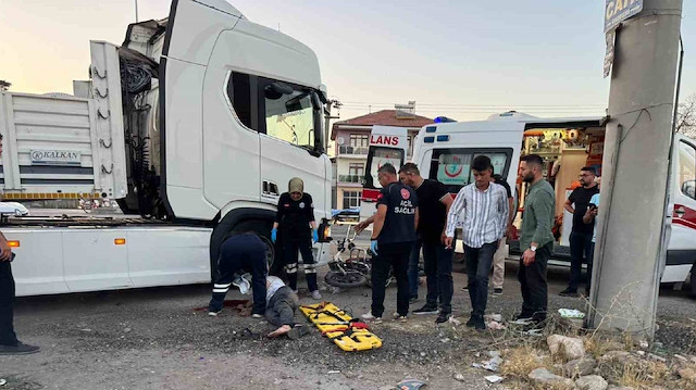 Konya'da feci kaza: Tır ile çarpışan motosikletli kurtarılamadı