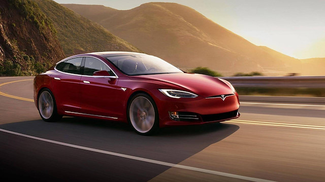 Tesla büyük indirime gidiyor: Fiyatlar neredeyse yarı yarıya düştü