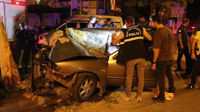 Denizli'de akıl almaz kaza: Otomobil ağaca çarptı iki kişi hayatını kaybetti