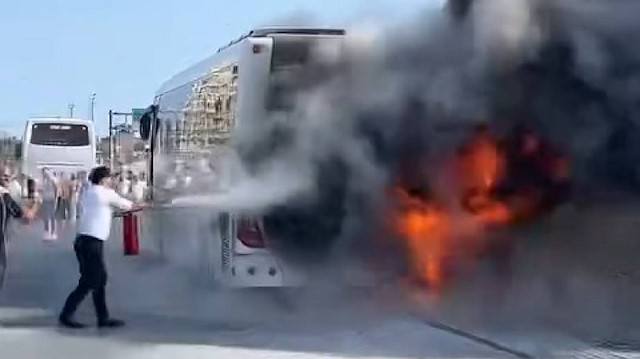 Sultangazi'de bir otobüs alev alev yandı: TEM Otoyolu dumana boğuldu