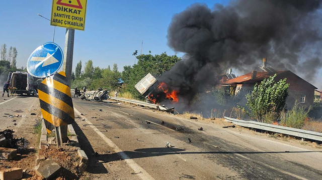 Feci kazada otomobil ile çekici çarpıştı: Üç kişi öldü