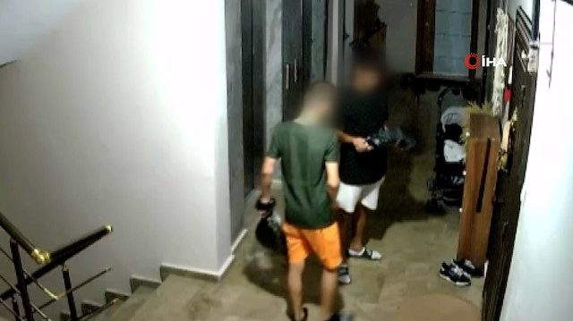 Adana'da göbek atarak ayakkabı çalan gençler kamerada
