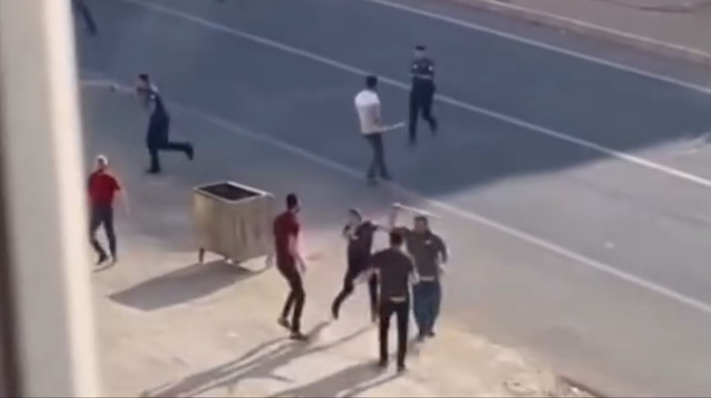 İki aile arasında taşlı sopalı boşanma kavgası kamerada: 4 yaralı