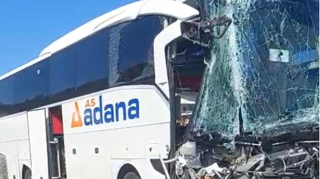 Mersin’de biri otobüs üç aracın karıştığı kaza ucuz atlatıldı