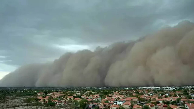 ABD’de dev kum fırtınası felaketi: Ağaçlar devrildi, elektrik kesildi, havalimanı hasar gördü