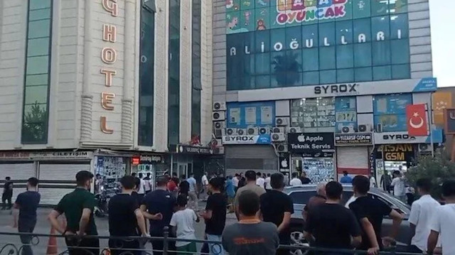 Alacak kavgasnda kurşunlar havada uçuştu: Otel binasnda korku dolu anlar
