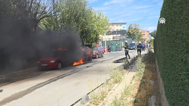 Kocaeli'nde park halinde bulunan iki otomobilde yangın çıktı