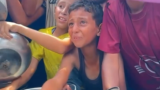 Gazze'de bir lokma yemek için çocuklar gözyaşı döküyor