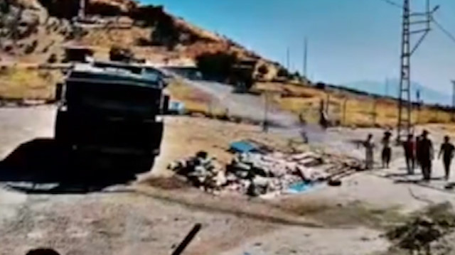 Hakkari'de bir TOMA, harç yaparken suyu biten inşaatçılara yardım etti
