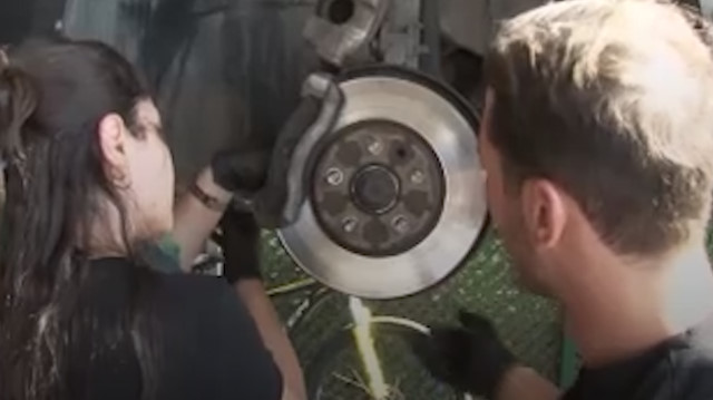 Sivas'ta bir motor ustası, eleman bulamayınca eşini çırağı yaptı
