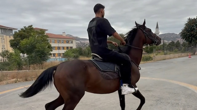 Motosiklet ehliyeti sınavından kalan genç, heyecanını yenmek için parkuru atla tamamladı